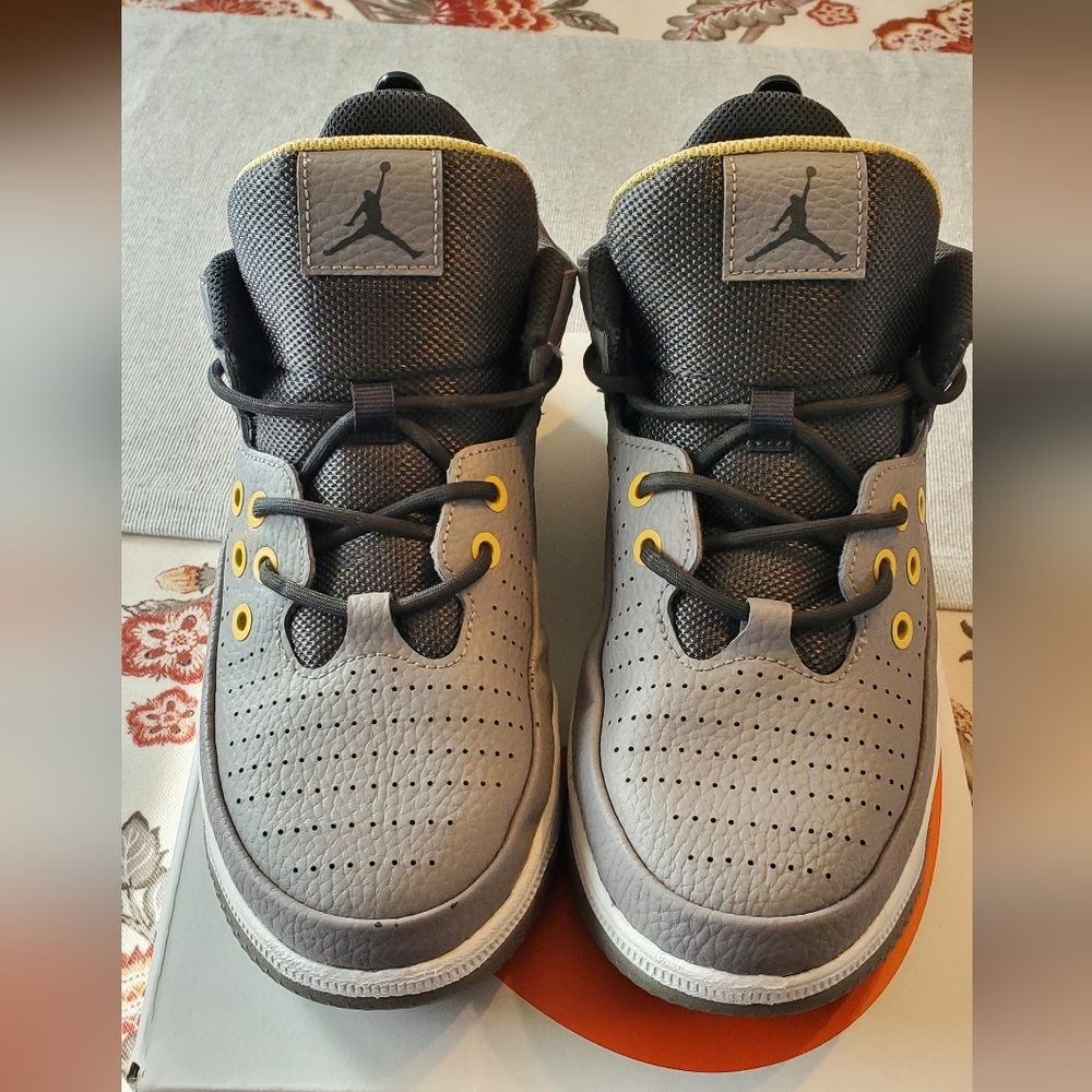 Jordan Max Aura 5 sneakers in the "Cement Grey/Anthracite/Topaz Gold/White"